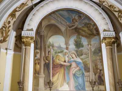 ...e la pala presente sul fondo dell�abside raffigurante la visitazione di Maria ad Elisabetta